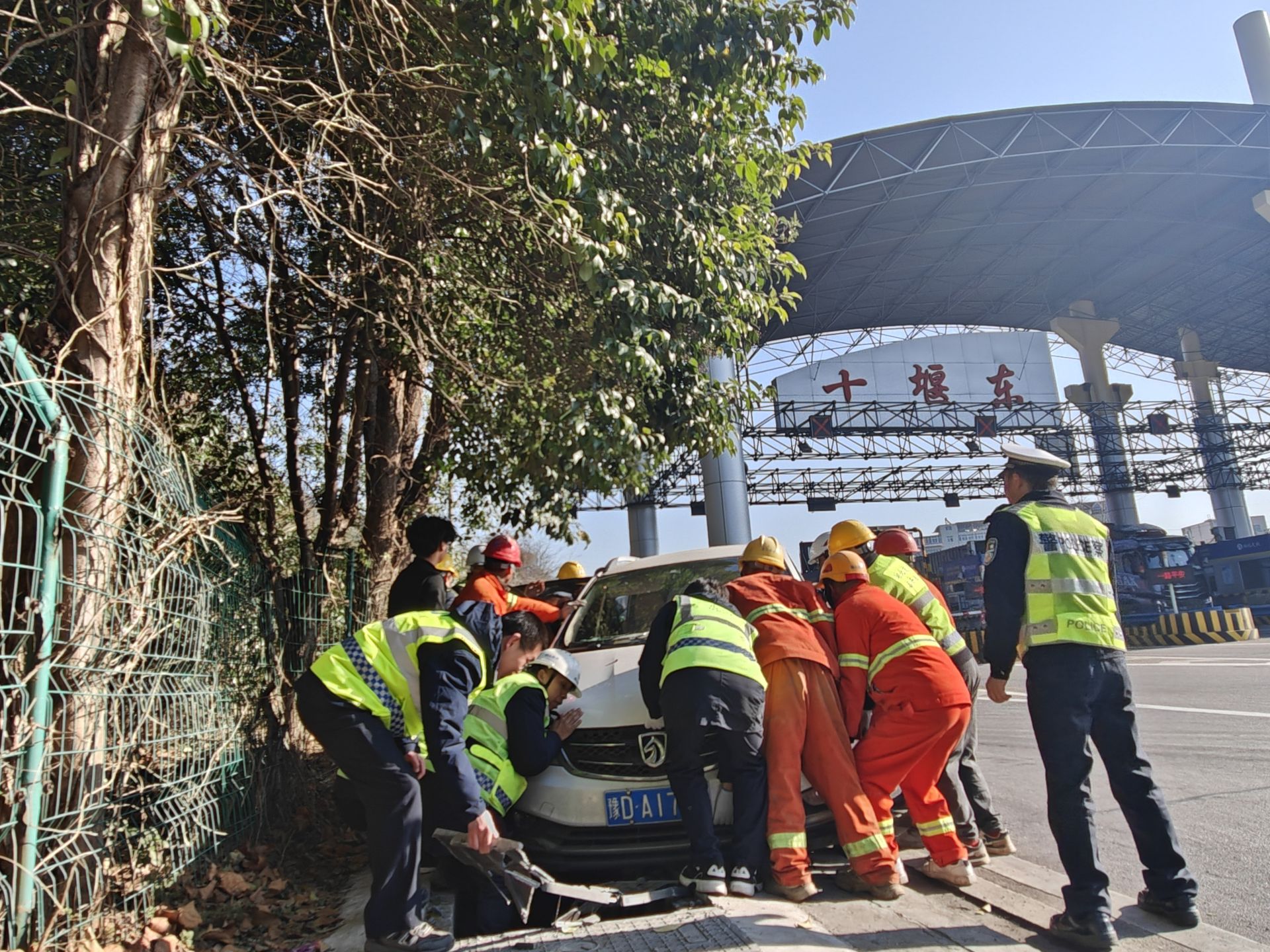 小車誤入邊溝，暖心救援.jpg.jpg